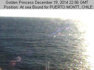 Off_Valpo's tweet photo. buque petroquímico #Cygnus al atardecer en #Viña_del_Mar y el crucero #Golden_Princess zarpando rumbo a #Puerto_Montt http://t.co/lS31wo5mhn