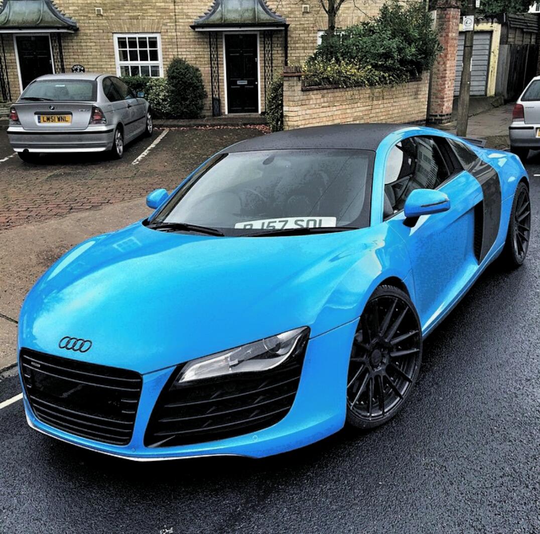 Audi r8 голубая