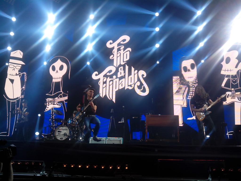 marta95sm's tweet photo. #conciertoFito&amp;Fitipaldis http://t.co/16JmuiJEZA