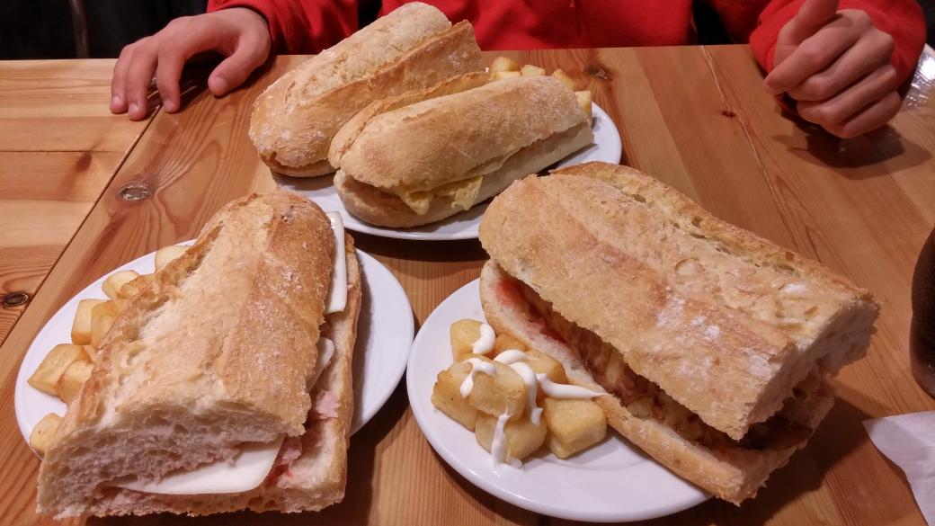 abde_sama's tweet photo. Después del entreno de hoy, cena con compania$$ mhak masbb!!??? #marocane #tecnic #team #runcommute #hardwork http://t.co/Par0lI4CKA