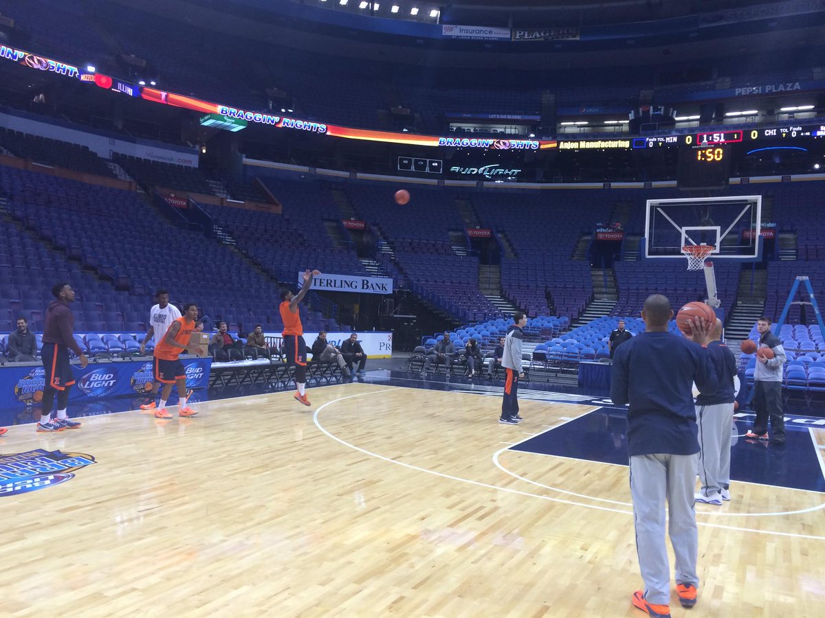 IlliniMBB's tweet photo. #Illini got some shots up at @ScottradeCenter tonight. #BragginRights tomorrow at 1 pm! #BeatMizzou http://t.co/3Lla1mVEHW