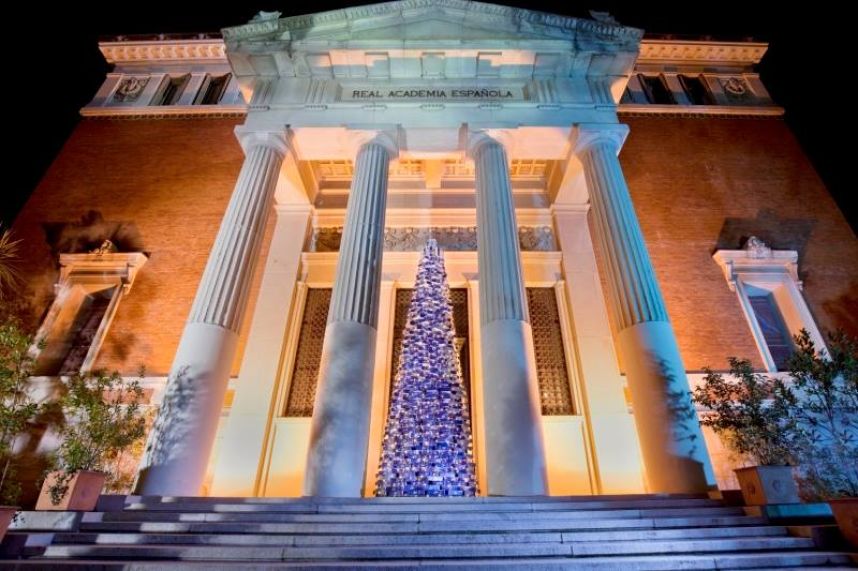 PublimetroMX's tweet photo. La RAE recibe la navidad con un árbol de mil diccionarios http://t.co/w77BUFt1oU http://t.co/HQbmqZZW5l
