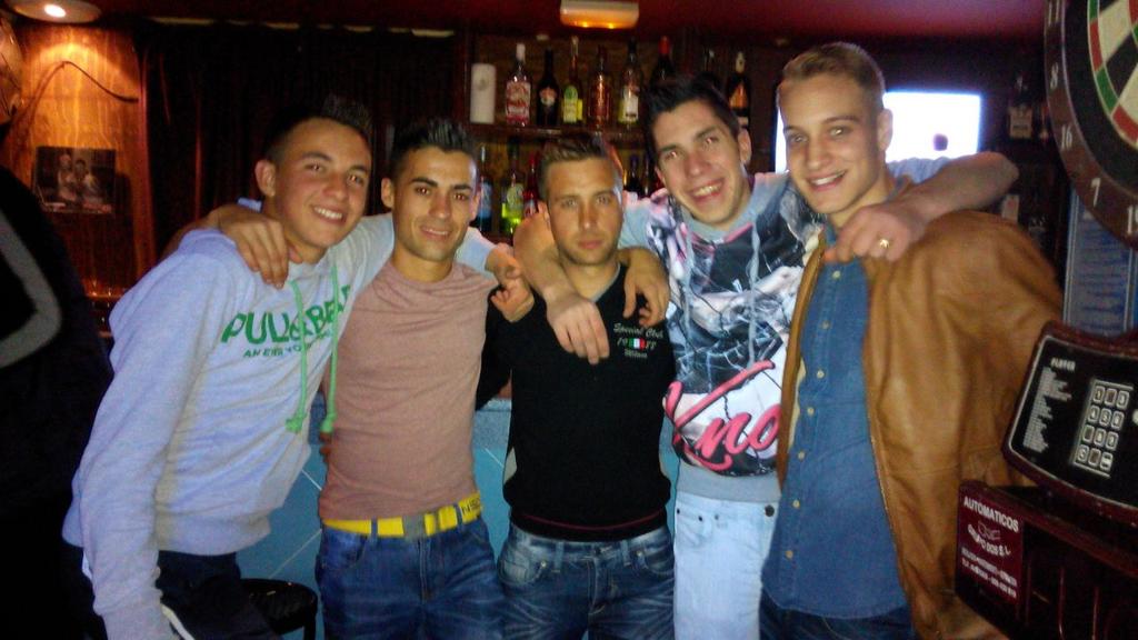 barrancojuniors's tweet photo. buena noche con los colegas @Rauliyo14 @rubiyo_74 @kito120 en @pubvertigocopas http://t.co/uRmtrDvljl