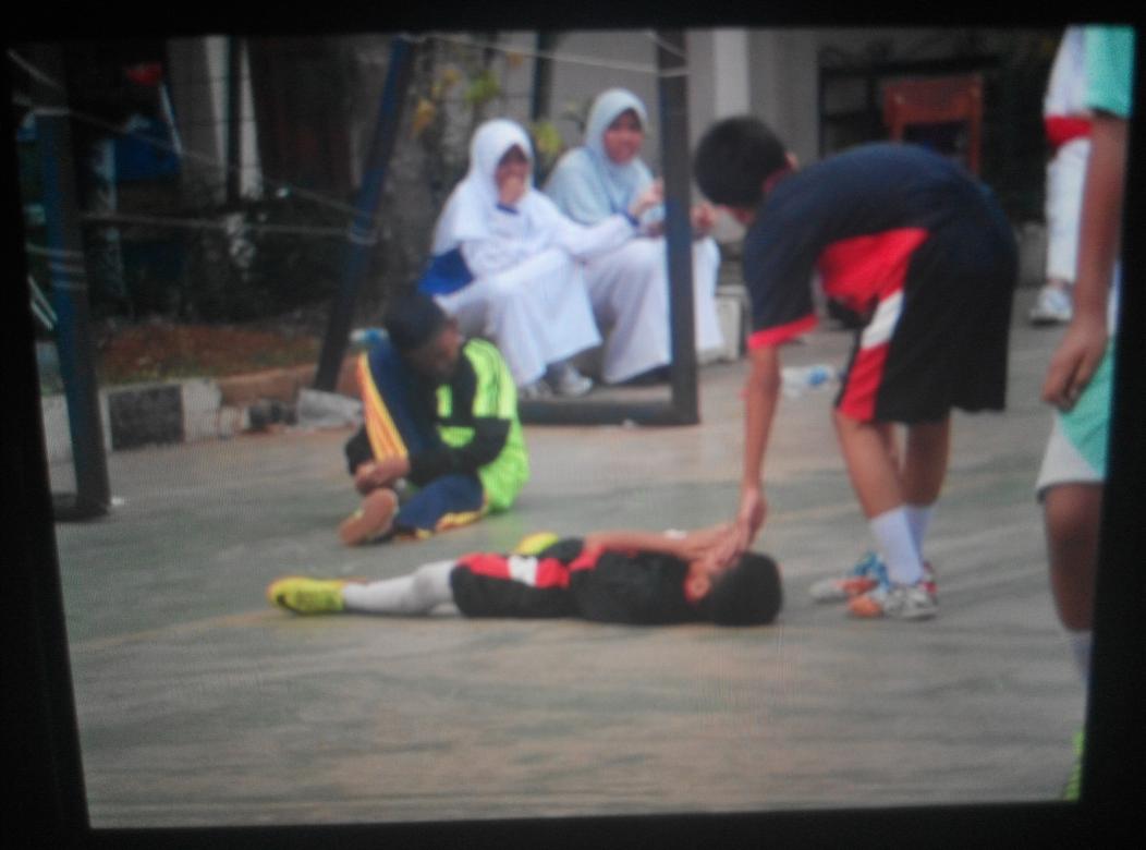 7Brunhilde40's tweet photo. Insiden jatuhnya Aqsyal melawan 7F di pertandingan futsal dadakan hari Kamis http://t.co/eXEP6p9IG1