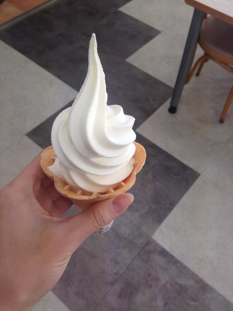 02_kne's tweet photo. 旭川いくー！
砂川のソフトクリーム安定のうまさだー(*ﾟ▽ﾟ*)ゆめのチョコももってきたー！ http://t.co/MRsHDNn7A5