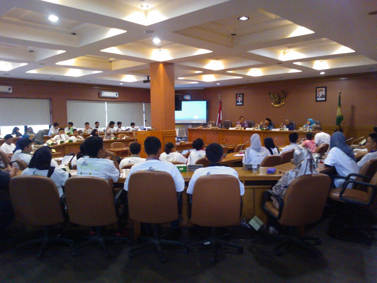 sepedaUSU's tweet photo. Seminar sepeda kampus #SepedaUSU sudah dimulai. Mau datang? Kita di R. IMTGT, Birek Lt. 2 yaa http://t.co/yuawiKPNU7