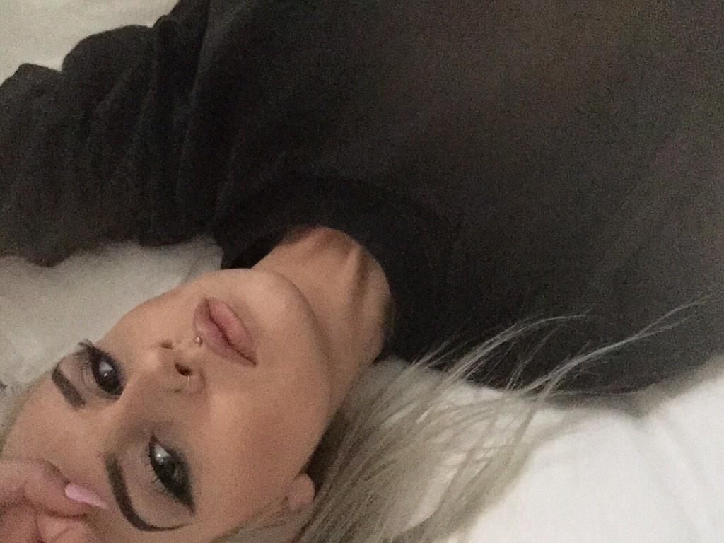 I don't feel good at all 😭 
All I want is to cuddle with my baby and sleep.
<a href="/van_vanf/">nuggie</a> come home and cuddle with me