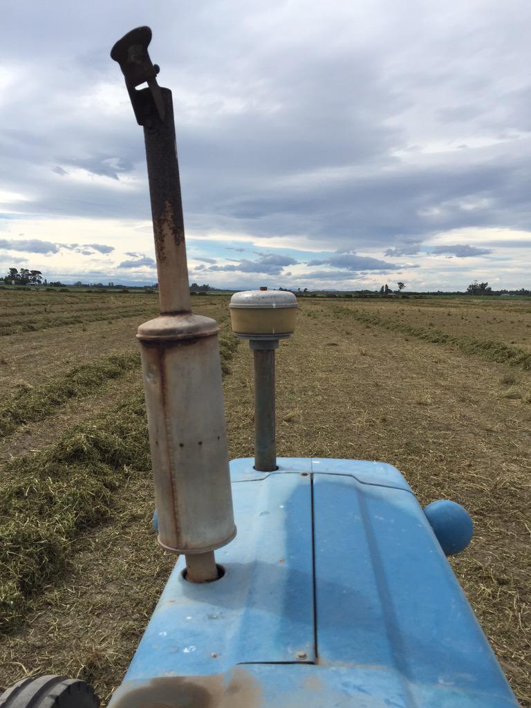 _McEv's tweet photo. How is it that with 3 staff its me on the 4000 in the dust and NW with a baler chasing me? #Saturday #softboss http://t.co/zimW5qCRB2