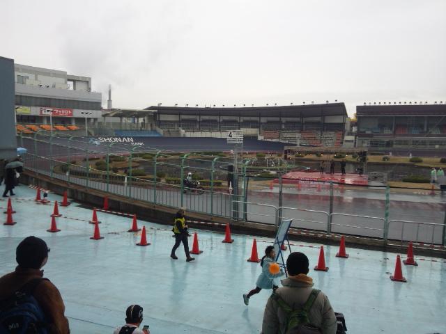 mrgo_s3's tweet photo. 湘南バイシクルフェスNOW。人生初の平塚競輪場。雨で試乗会は断念… http://t.co/4mtsN1rldk