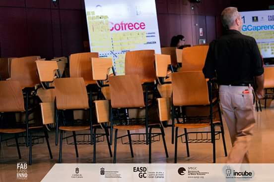 EASDGC's tweet photo. S5: Comunicación. Preparación del espacio expositivo de la 4ta Jornada de Diseño. FABlab #innomakers @SPEGC http://t.co/dFaSrOjCZ3