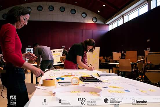 crisabe1's tweet photo. Aprendiendo "@EASDGC: S5: Comunicación Adáptate a tu entorno, innova, improvisa. FABlab #innomakers @SPEGC @IncubeGC http://t.co/8VrPHTfCIR"