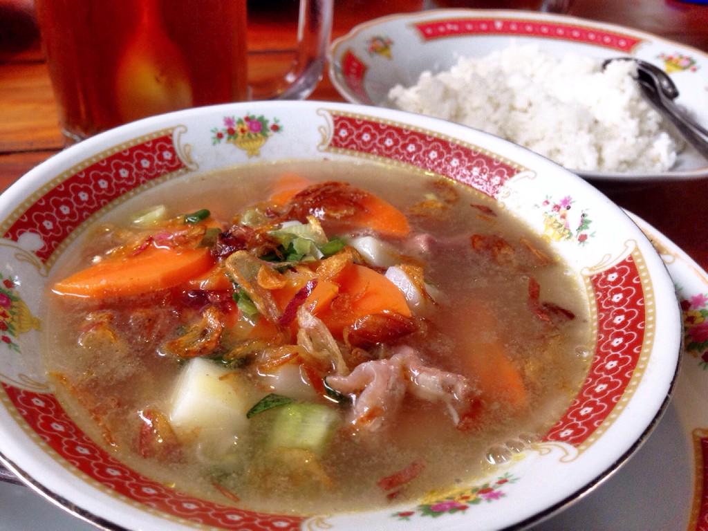 BeyeDapur's tweet photo. Hai kakak2 kita ada menu baru nih.. Sop Ayam Kampung Asli pas bgt buat yg suka seger2 anget2 pas ujan2.. 😊 http://t.co/WWFyuw0hOZ