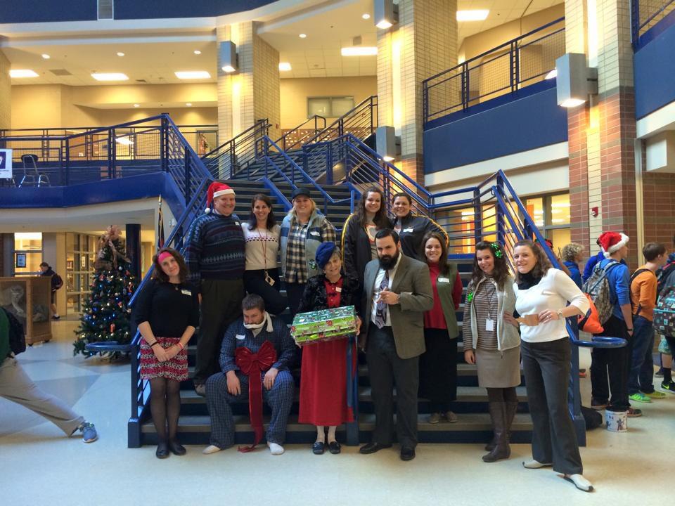 LaurenWest1224's tweet image. Merry Christmas from the Griswolds! #SpiritWeek2014 #FaveXmasCharacter