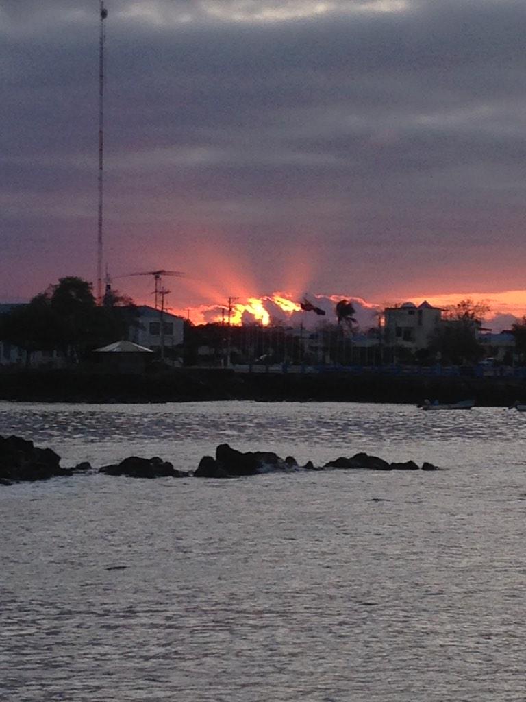 oliveracuna's tweet photo. Ocaso #galapagos @oFFProducciones http://t.co/eB187vIAr6
