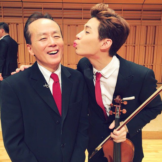 StringHenryINA's tweet image. "@String_INA: 😘😘 RT @henrylau89 "" mr. geum nan-sae ! 금난새선생님 이랑 뽀뽀! 많이알려주셔서감사합니다! "" http://t.co/sM3BU0ReFv"