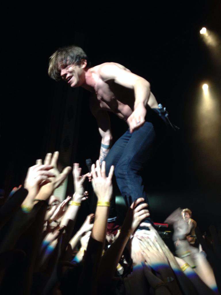 TheAIternative's tweet photo. What's up cage? @CageTheElephant http://t.co/Oi7zJWCcej