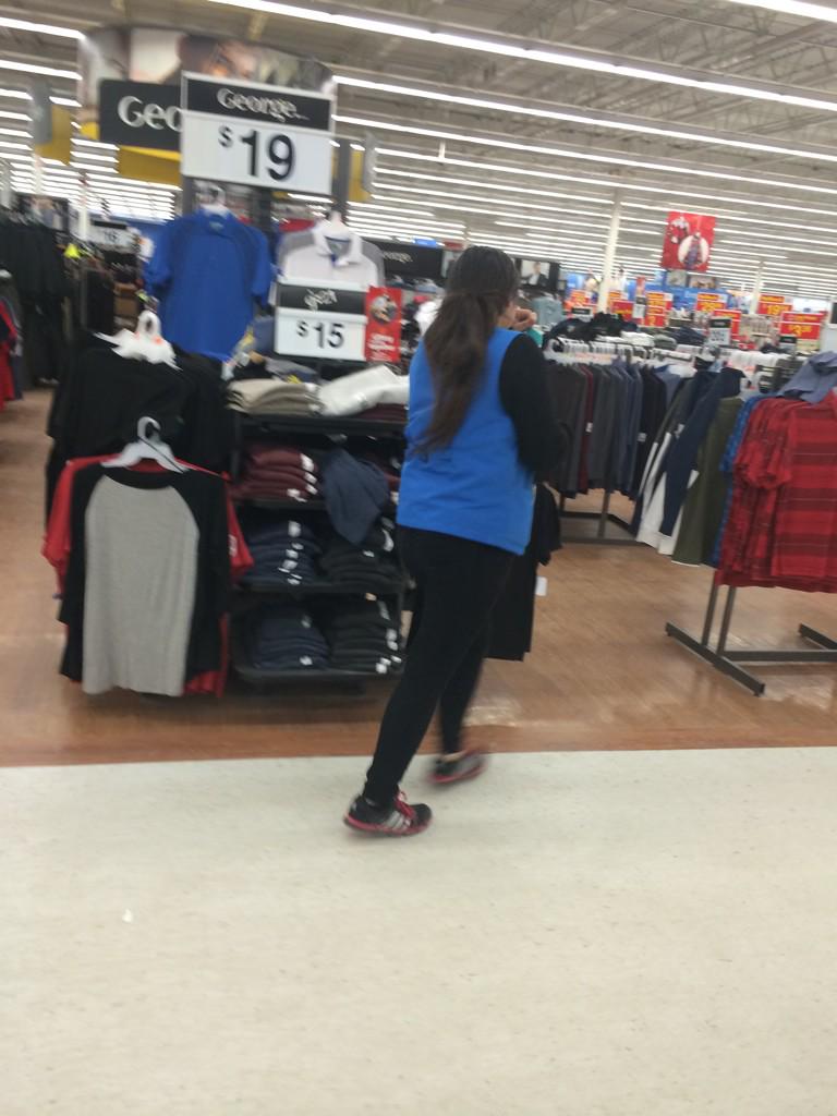 ohmigash's tweet photo. #veaneyfromwalmart #askedforhelp #shewalkedaway #kden http://t.co/idicOjXP1o