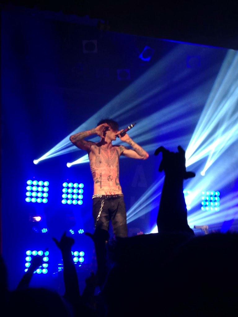 desliz96's tweet photo. Got to go to my first @machinegunkelly Concert tonight &amp; and it was such an amazing experience! #Noclasstour 😜 http://t.co/OLH0nLAZSW