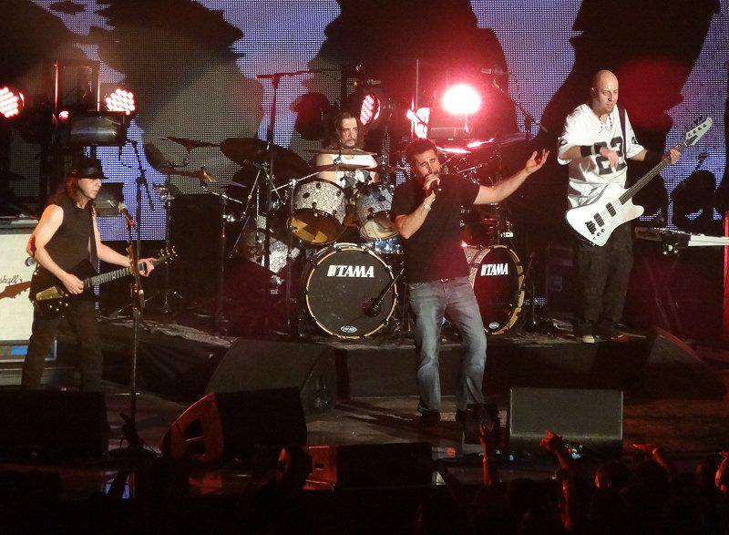 aaronrift's tweet photo. My pics from the #KROQXMAS25 show. https://t.co/FZByNCopls @officialsHaVo @JohnDolmayan @systemofadown http://t.co/9AwRrRUaPz