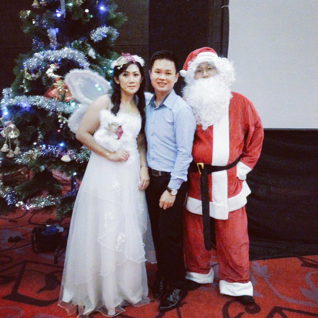 SunSun48090532's tweet photo. With santa and angel #christmas http://t.co/qx8nh7LpWA