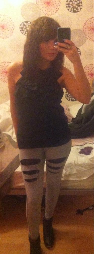 misssequins's tweet photo. Last night !! Sisters messy bedroom #crimpedhair #ripped http://t.co/AS3ak4PlSS