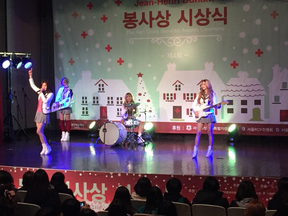 오늘 키위밴드공연 신났죠? ㅎㅎ 많이 응원해 주셔서 감사합니다!! 내일 롯데월드 공연 더 열심히 할께요^^