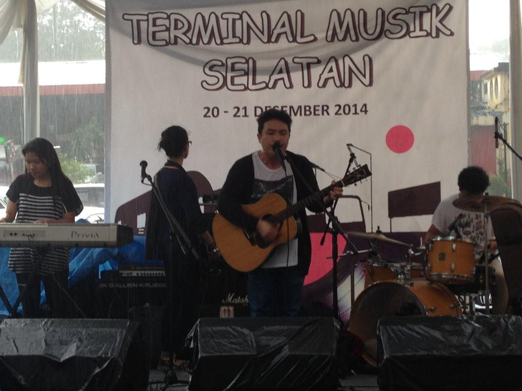 ldzzvs's tweet photo. Finally get to see @jimgp live braving the massive rain http://t.co/mfu0ssqT9X