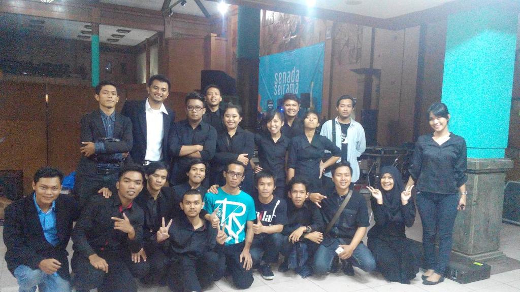 Ini dia foto bersama mas mas ganteng dan mbak mbak ayu nih. Foto while performny nanti nyusul yaaaa.