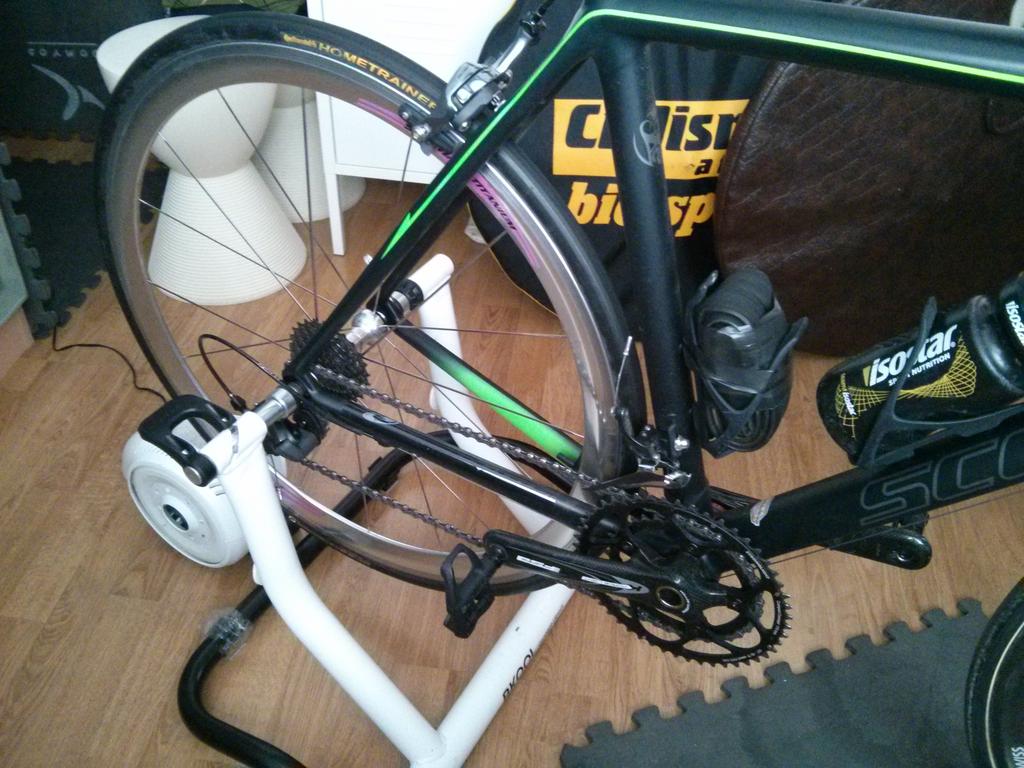 RunBikeVillam's tweet photo. @jonperiko @BkoolSport @luiscarcm  preparado para nueva sesión, en el menú de hoy toca calma con chispas ⚡⚡ 💪💪🔨🔨 http://t.co/yJnvJrfqnw
