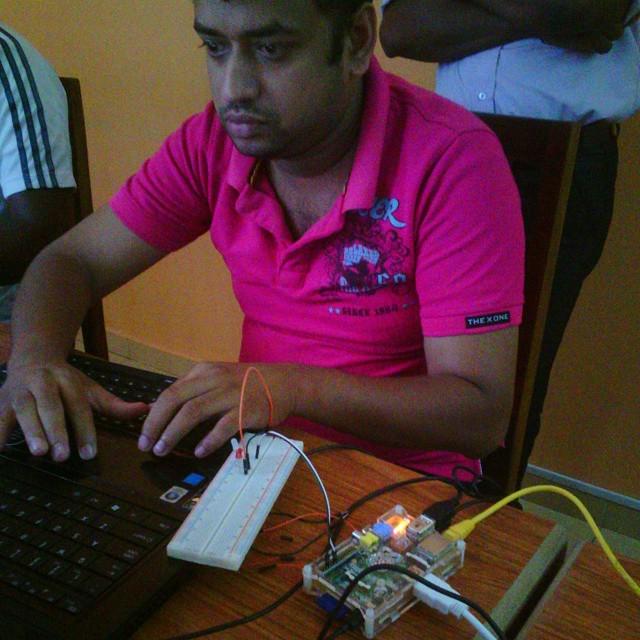 Insta_RaspPi's tweet image. ift.tt/1zLd1A1 - Students doing very first #raspberrypigpio pin #programming p... ift.tt/1sRn8CN