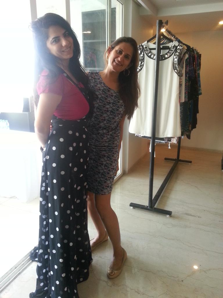 noblefaith_'s tweet photo. Shopping @NobleFaith_ exhibition; look at those pretty smiles! http://t.co/Vqi7o6GZl2