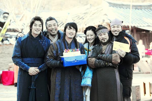 Awwwww they celebrated his birthday on the set! There's #AhnKilKang there!  Yayyy #Hyukspam #JangHyuk #ShineorGoCrazy