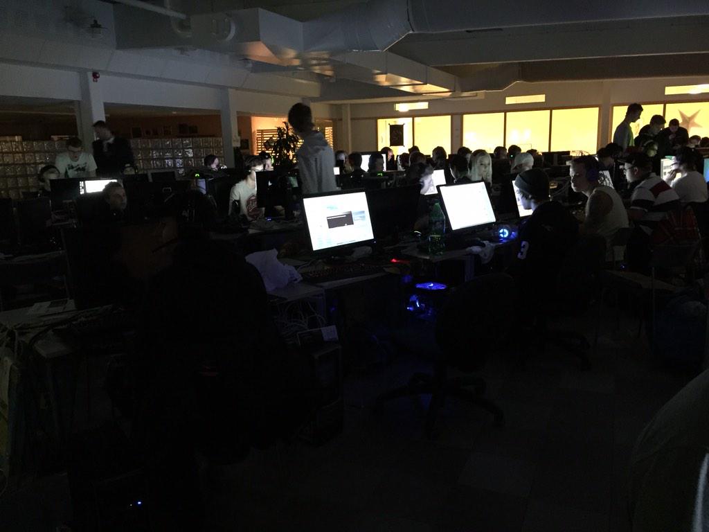 Teknikprogramm1's tweet photo. Eleverna anordnar Knut LAN denna helgen - Sleep is for the weak #knutlan #ronneby #esport http://t.co/9KfEhMeTYx