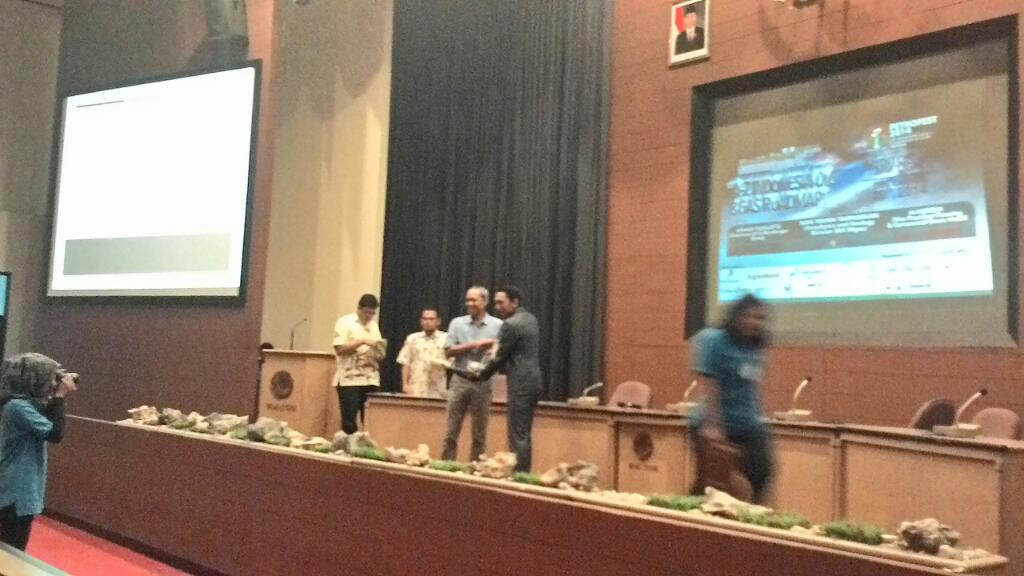 Memento giving to Pak Ahmad Yuniarto from Schlumberger