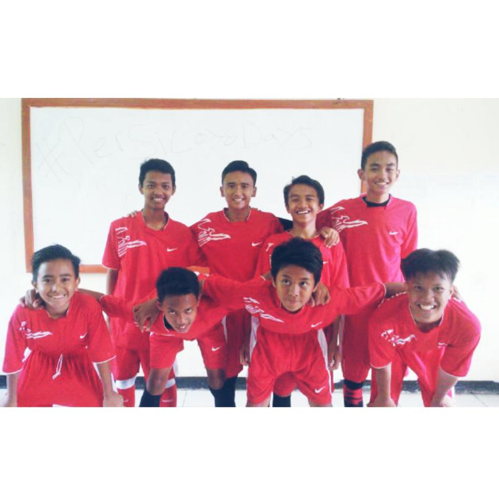nuvefive95_'s tweet photo. Selesai fact nya waktu sudah ashar mari kita menunaikan ibadah solat.ini para pemain persiloyo team futsal http://t.co/DwMcjA7tDj
