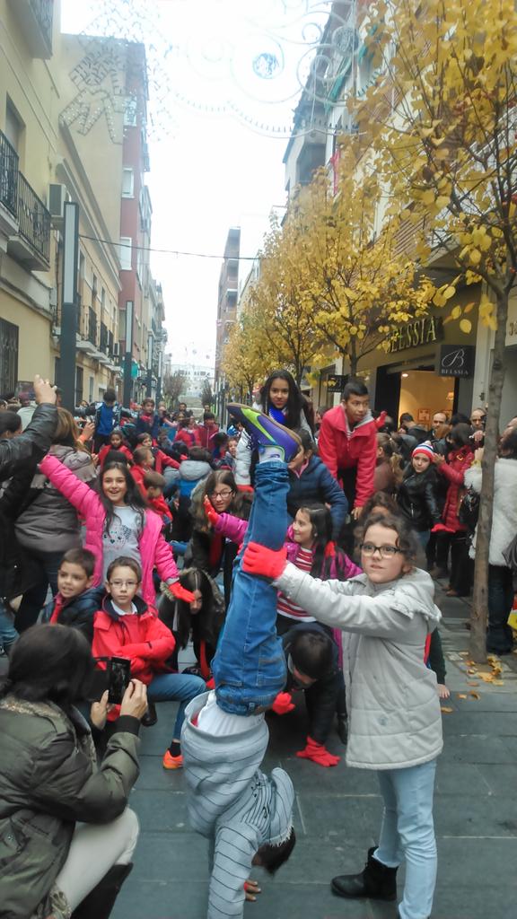 Flash mob navideño en Centro Comercial Abierto Menacho FELIZ NAVIDAD!!  <a href="/MenachoCCA/">Menacho CCA</a>