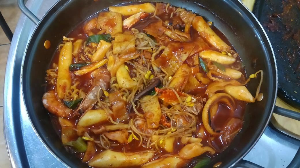 hye0127's tweet image. 오늘의 먹짤 2.해물 떡볶이!! 출출한 저녁 시간 매콤달콤 해산물 듬뿍 들어간 해떡 콜? 상도실내포장마차의 베스트 메뉴 중에 하나! 맛도 양도 쵝오👍 (이 한냄비가 무려 0.5인분이라는^^)