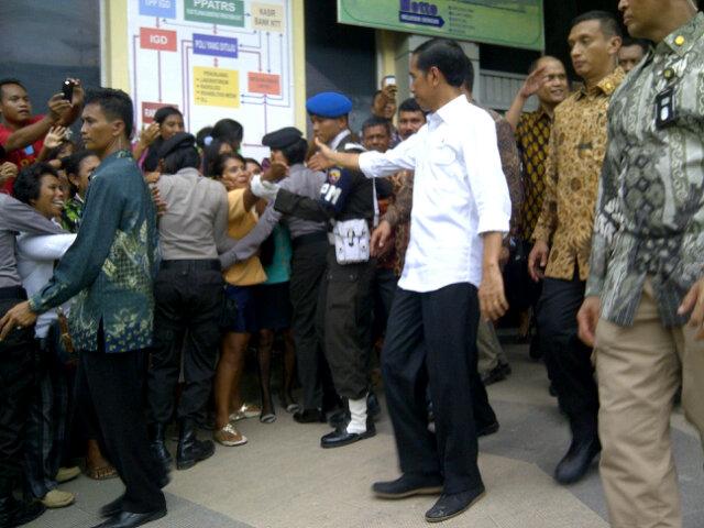 Presiden Jokowi mengakhiri #kunkerpres di NTT bersama Ibu Negara, Iriana, berkunjung ke RSUD Kupang. (20/12)