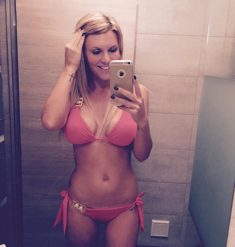 Amelie_Officiel's tweet photo. Merci @HouseofCBFR pour le bikini 👍 journée relaxe aujourd'hui 😘😘😘 http://t.co/8y9mj36ZaC