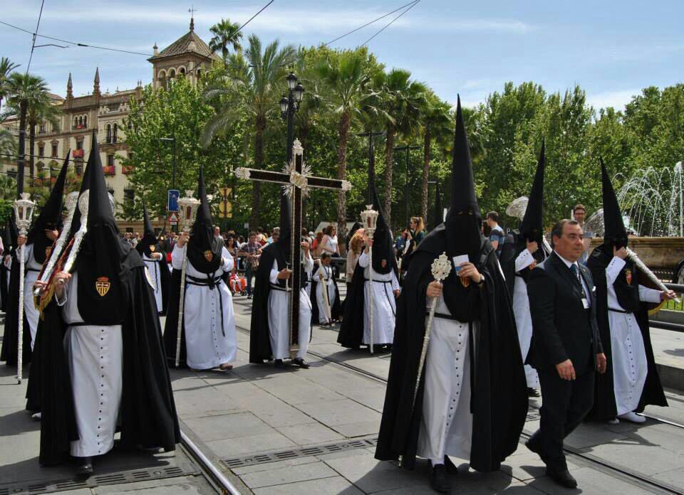 hdadstagenoveva's tweet photo. En cien días será #LunesSanto, y un barrio se hará cofradía. http://t.co/MbTTb6tTNB