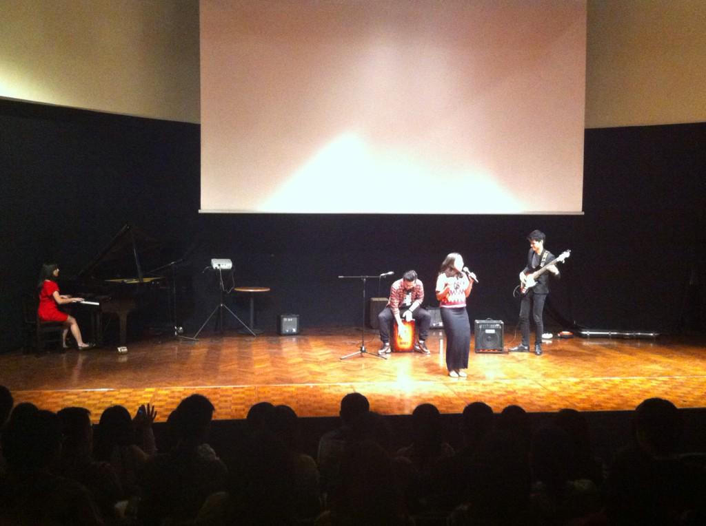 EXPLORE_2014's tweet photo. Penampilan dari band Bakupolo yg memeriahkan acara puncak @SMFTb :) http://t.co/1kAVV34Vgi
