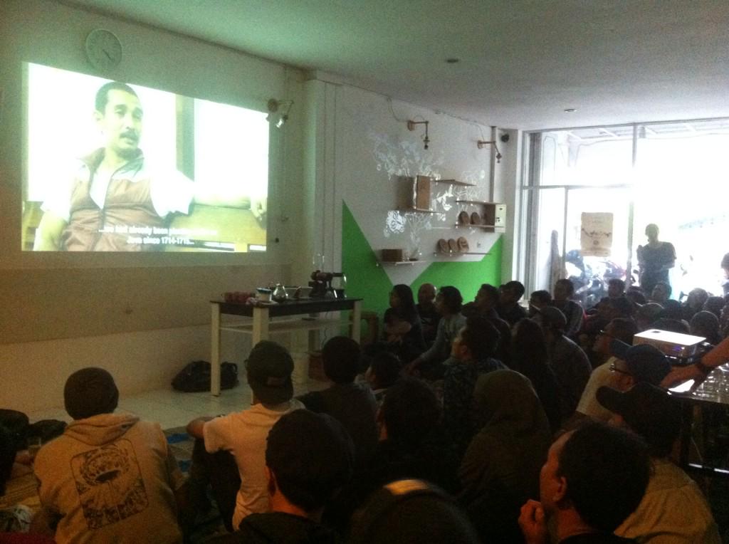 | <a href="/honfablab/">HONF</a>: Sedang berlangsung pemutaran film dokumenter ttg kopi di sesi N.E.M.U kali ini <a href="/NEMUdisain/">N.E.M.U</a>