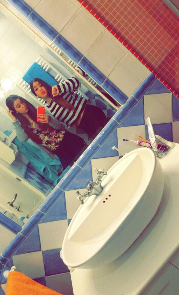 IratiEstrada's tweet photo. Buuenooos diias hermaaanaa💕 http://t.co/qqBvNGZ1nj