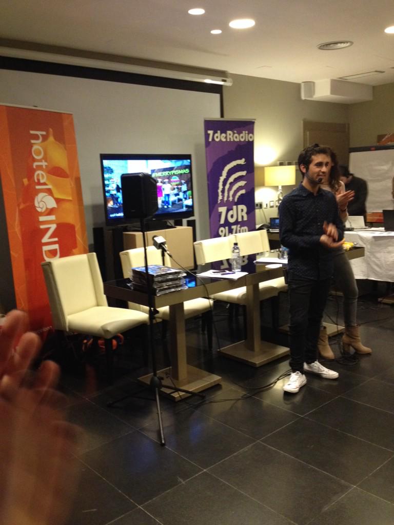 popincat's tweet photo. En directe des de l'@hotelindigo amb @ElPisEstudiants. En breus, tota l'actualitat musical amb el @CriistiannDiaz http://t.co/0U0yq8XxBF