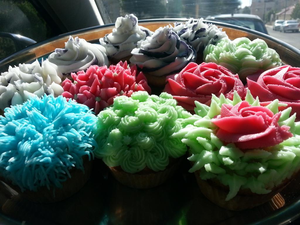 raneemalmallah's tweet photo. Made cupcakes! #Baking #DecoratingCourses http://t.co/g22RYwCEAt