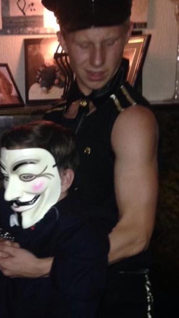 Linko1996's tweet photo. @Gibsonz77 grattis som fan Martin , hoppas du fortsätter träna dina triceps för du verkar jävligt stolt över dem😘 http://t.co/33wjTV4CM5