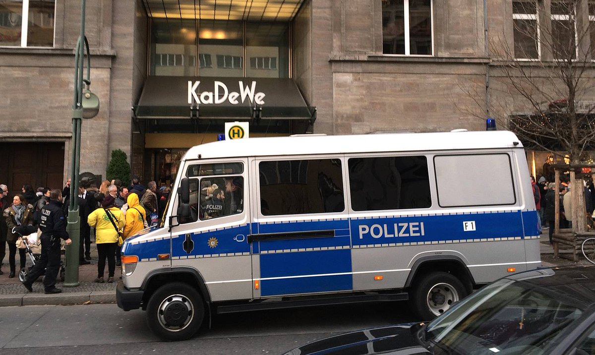Bewaffnete überfallen das #KaDeWe, ein Schuss fällt. Die Täter sind auf der Flucht: bit.ly/1sITtGf #Berlin