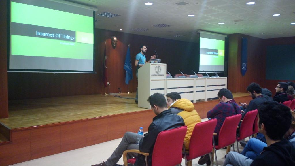 serdaraltan17's tweet photo. Furkan İkiz (@frknikiz) sahnede! Nesnelerin İnterneti'nden bahsediyor. #GDG #DevFest #DevFestEsk #DevFestStudent http://t.co/Mep0g0NMHE