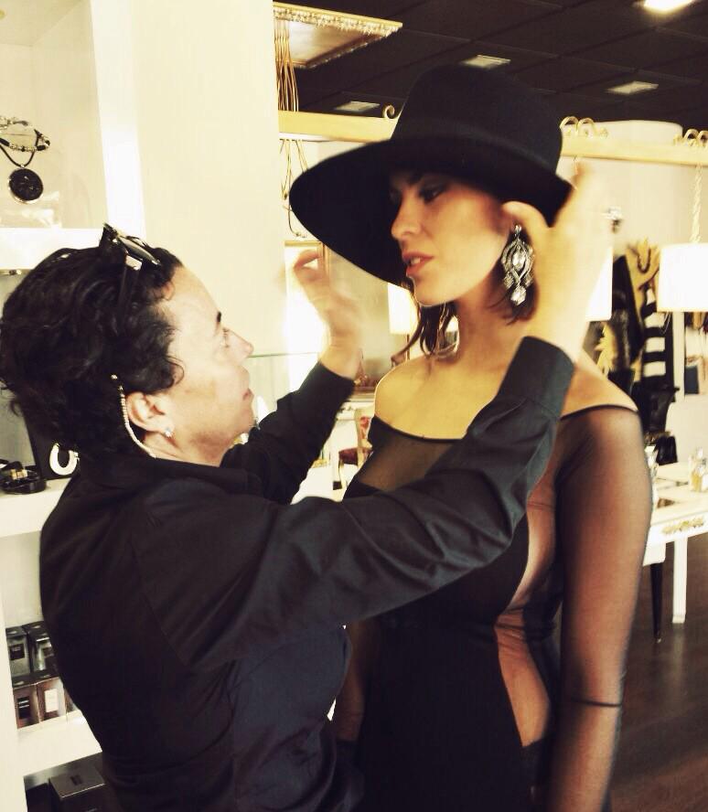 IvetVidalES's tweet photo. Amigos!Party Christmas en la boutique de mi diseñadora @EmilianaAtelier No os lo perdáis! Paseo de Vilanova 79,Sitges http://t.co/OZNVtmNpLt