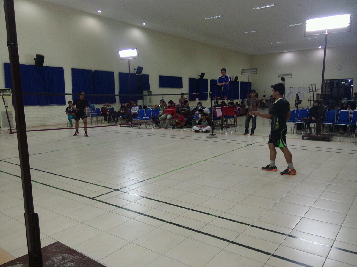 mipaopen2014's tweet photo. Pertandingan grand final tunggal putra Ihsan Instrumen'12 vs Ovin fisika'14 http://t.co/UQLXUanSvp